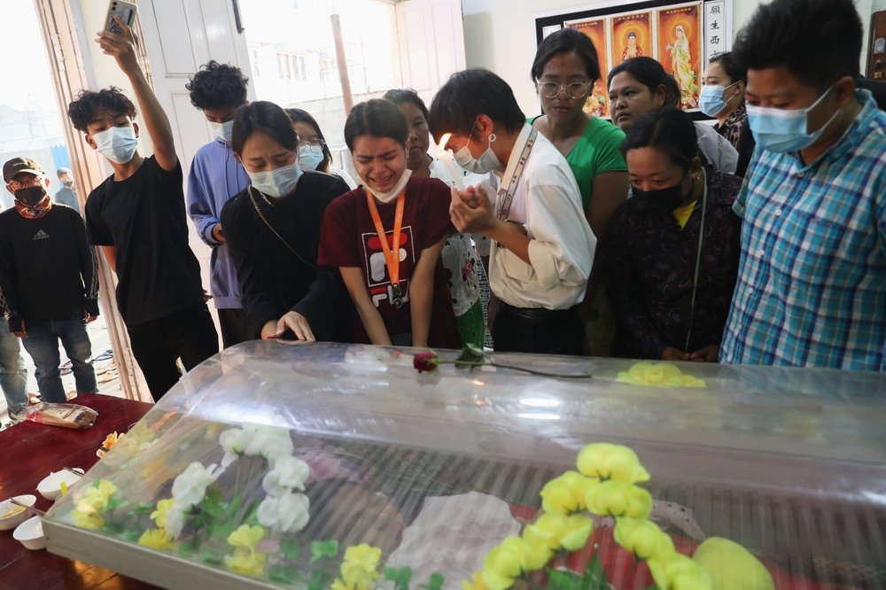 Ám ảnh bức hình nữ sinh viên Myanmar tử vong do bị bắn trúng đầu khi tham gia biểu tình